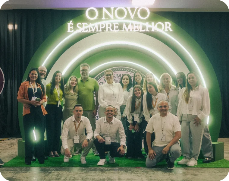 Equipe da Nova Ciência reunida no estande de um evento