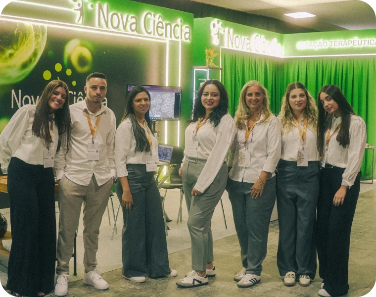 Equipe da Nova Ciência em frente ao estande
