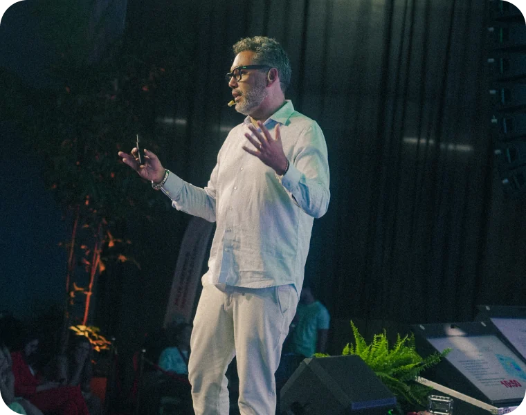 Palestrante no palco de um evento da Nova Ciência