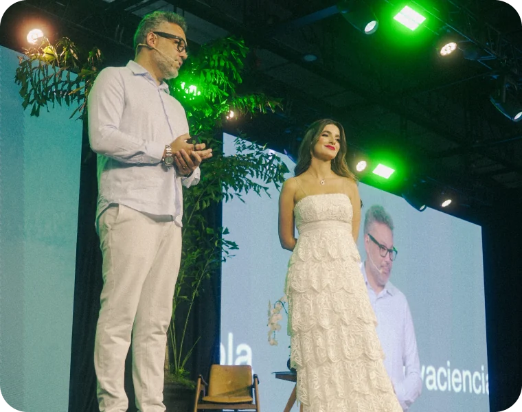 Palestrantes no palco de um evento da Nova Ciência