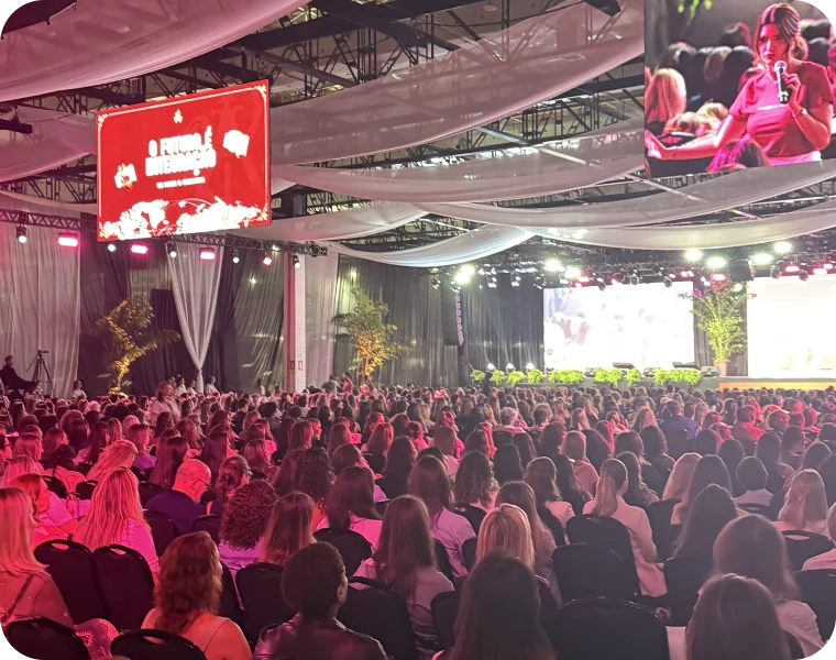 Auditório lotado em um evento da Nova Ciência